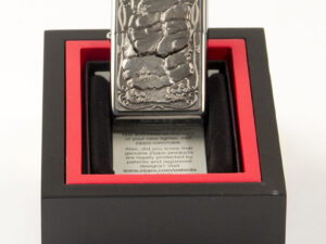 ZIPPO chrom gebürstet Emblem "Lizard-Trick 2"